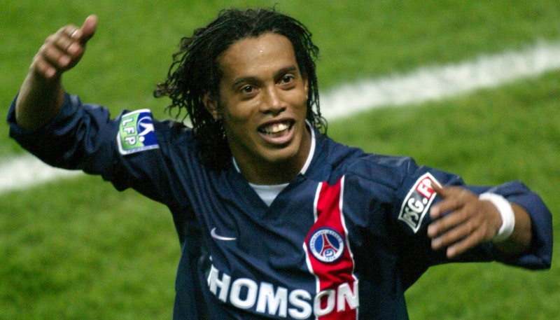 O tym, jak „zdrajca” Ronaldinho dał kosza największym klubom i wylądował w Paris Saint-Germain